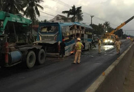 Ô tô khách tông vào xe giường nằm ở Bình Định, 6 người thương vong