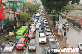 Video: Giao thông hỗn loạn trong ngày mưa rét ở Hà Nội