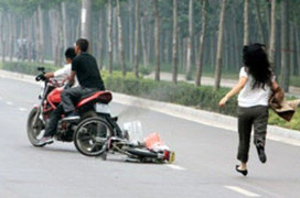 Cô gái bị chích điện, cướp xe máy ở TP.HCM