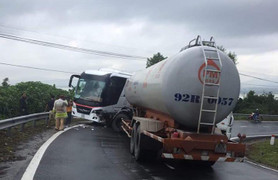 Xe bồn đâm xe khách, cấm phương tiện qua đèo Hải Vân