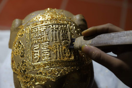 Ảnh: 'Kỳ linh Kỷ Hợi' dát vàng giá gần 100 triệu đồng