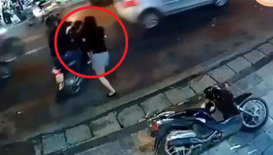 Clip: Cô gái lao ra nhanh như cắt, tóm sống tên trộm xe máy