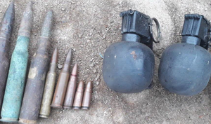 Bắt 2 kẻ chở gỗ lậu chống trả, khám nhà phát hiện nhiều vũ khí