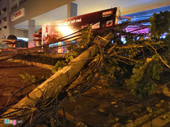 Truy tìm xe bồn chở xăng kéo đổ 4 cột điện trên phố Trường Chinh, Hà Nội