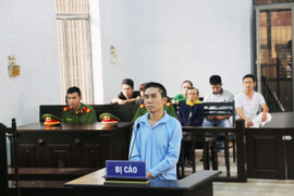 Kẻ dùng dao đâm chết vợ ngay tại toà lĩnh 20 năm tù