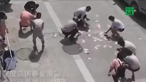 Cháy nhà, ném tiền như mưa qua cửa sổ để thu hút hàng xóm tới cứu