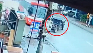 Clip: Sang đường không dứt khoát, công nông gây họa cho xe khách