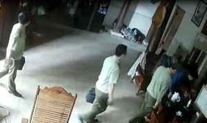 Thực hư tạm giữ 2 cán bộ quản lý thị trường nghi tống tiền thầy lang ở Nghệ An