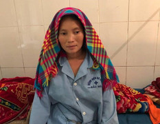 Bác sĩ trạm y tế dùng xe ba gác đưa sản phụ đi cấp cứu