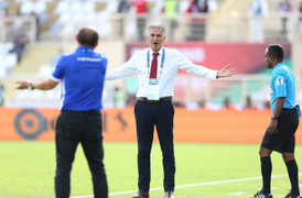 HLV Iran giang tay phản ứng cùng HLV Park Hang Seo