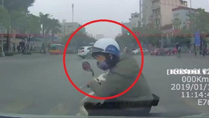 Clip: Mẹ đèo con nhỏ sang đường ẩu, va vào đầu ô tô ngã văng