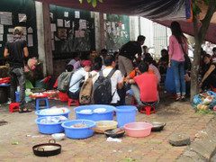 Nhìn nước rửa bát này ai còn dám ăn ở quán ăn đường phố?