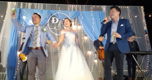 Đinh Tiến Đạt nắm tay vợ, đọc rap ở lễ cưới tại khách sạn 5 sao