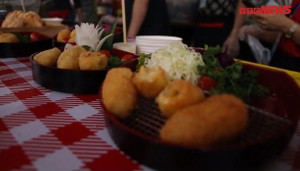 Video: Người Hà Nội đổ xô đi thưởng thức các món ăn đường phố ngon nhất châu Á