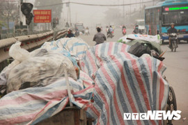 Ảnh: Quốc lộ biến thành bãi rác khổng lồ, khói bay mù mịt, khét lẹt khiến dân Thủ đô phát hoảng