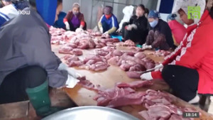 Video: Tận thấy những kẻ vô lương 'hóa phép' lợn chết thâm đen thành lợn gác bếp