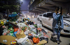 Video: Sát Tết, rác thải ứ đọng chất đống như núi, bốc mùi chưa từng thấy ở nội thành Hà Nội