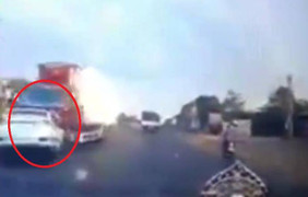 Clip: Ô tô con lao sang làn ngược chiều, tông trực diện container ở Đồng Nai