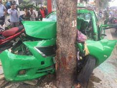 Taxi ‘điên’ gây tai nạn liên hoàn, 2 người nguy kịch ở TP.HCM