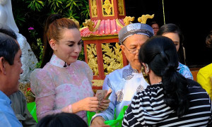 Phi Nhung ngồi bệt dưới đất, lấy hết tiền túi tặng bà con miền Tây