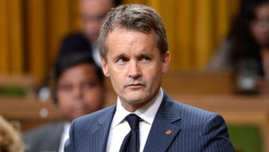 Video: Biểu cảm hài hước của Bộ trưởng Canada khi uống phải nước đóng băng tại họp báo