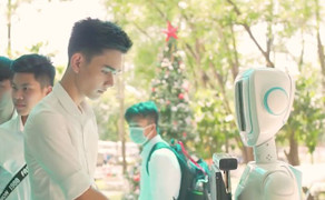 Sinh viên ở TP.HCM chế tạo robot tư vấn tuyển sinh