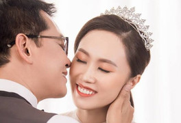 NSND Trung Hiếu tình tứ hôn lên má bạn gái kém 19 tuổi trong ảnh cưới