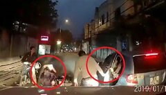 Clip: Ô tô mở cửa bất cẩn gây tai nạn, người đàn ông chỉ chăm chăm kiểm tra xe mình