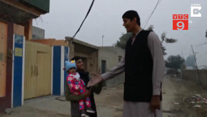 Chàng trai cao 2,43 m chật vật tìm bạn đời