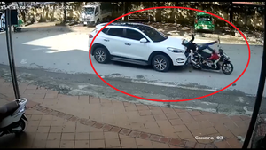 Dừng chờ đèn đỏ, hai mẹ con bị ô tô tông ngã sấp mặt