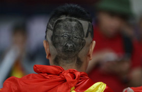 CĐV Việt Nam để tóc hình HLV Park Hang Seo gây sốt tại Asian Cup 2019