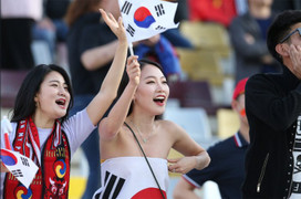 Những cô nàng Hàn Quốc xinh đẹp, gào thét gọi Son Heung-min