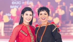 Sau khi mặc áo 40 nghìn đồng, H'Hen Niê rạng rỡ với trang phục thổ cẩm