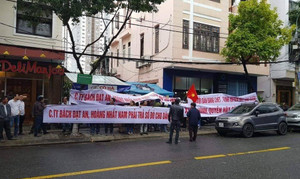 Hàng trăm người mua đất dự án ở Quảng Nam căng băng rôn đòi sổ đỏ