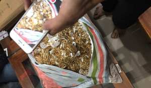 Hai kẻ bán hàng trăm lượng vàng không rõ nguồn gốc ở Quảng Nam