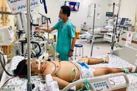 Bé trai mắc bệnh Hemophilia, 'muỗi đốt cũng có thể mất mạng'