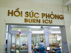 Bình xăng phát nổ trong đống rác đang cháy, bé 28 tháng tuổi thiệt mạng