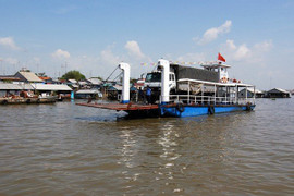 Xe tải lao từ phà xuống sông ở An Giang, một người mất tích