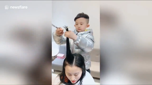 Đứng hình xem bé trai 6 tuổi cắt tóc đẳng cấp như thợ chuyên nghiệp