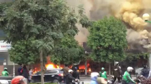 Hai cửa hàng ăn uống bốc cháy ngùn ngụt sau tiếng nổ lớn trên phố Hà Nội