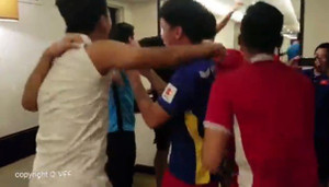 Clip: Các cầu thủ Việt Nam ôm nhau nhảy ăn mừng khi giành vé vào vòng 1/8