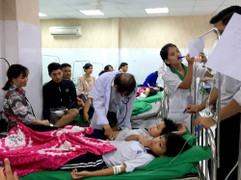 Hàng chục học sinh tiểu học ở Bình Dương nhập viện sau buổi liên hoan