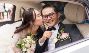 Vợ 9X liên tục dành nụ hôn ngọt ngào cho NSND Trung Hiếu trong lễ cưới