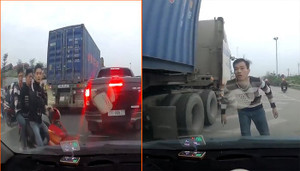 Đầu trần kẹp 3 trên xe máy, tạt đầu ô tô còn gây sự với tài xế ở Hà Nội