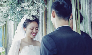 Văn Mai Hương để mặt mộc, chủ động cầu hôn bạn trai giấu mặt