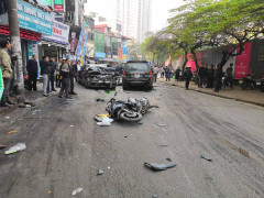 Ô tô 'điên' tông hàng loạt xe trên phố Thủ đô, nhiều người thương vong