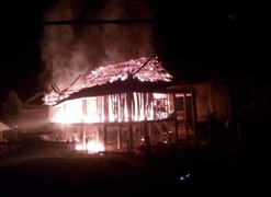 Mâu thuẫn với vợ, chồng phóng hỏa đốt nhà