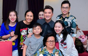 Đàm Vĩnh Hưng tổ chức sinh nhật cho mẹ ruột sau nhiều ồn ào