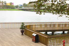 Cận cảnh cầu đi bộ lát gỗ lim siêu sang từng gây tranh cãi ở Huế sau khai trương