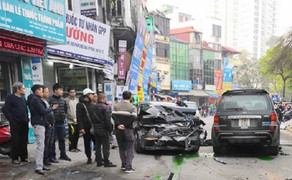 Hai góc quay ghi lại toàn cảnh ô tô 'điên' tông hàng loạt xe trên phố Thủ đô